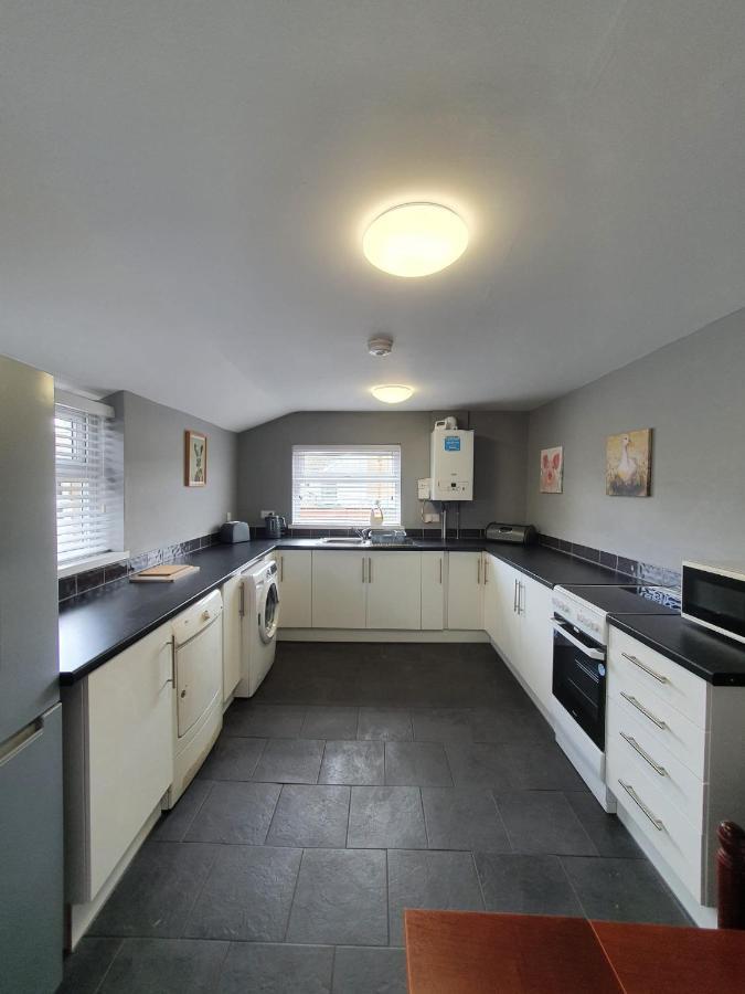 2 Bed House, Contractors & Holiday Guests Welcomed Dowlais Eksteriør billede